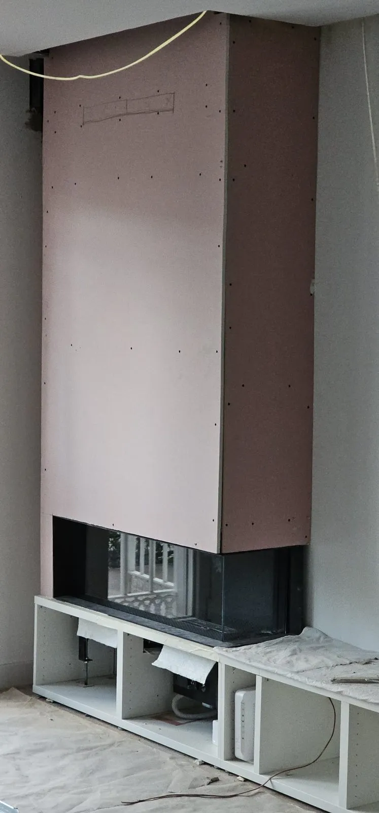 Estructura de pladur con la chimenea de gas colocada durante la obra, antes del acabado