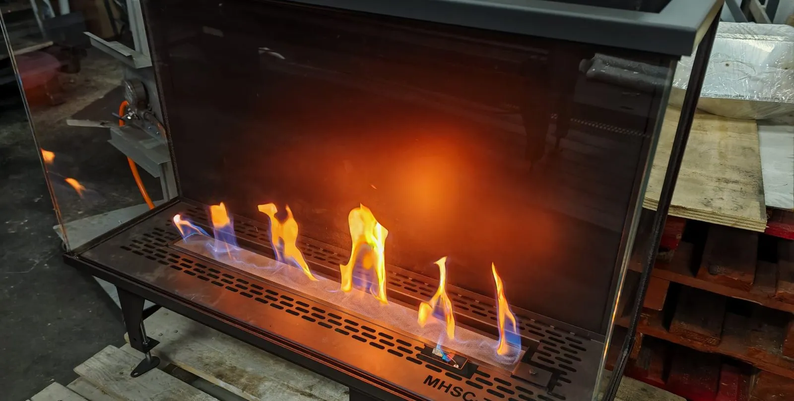 Chimenea de gas a 3 caras encendida durante la prueba en el taller de Vigo