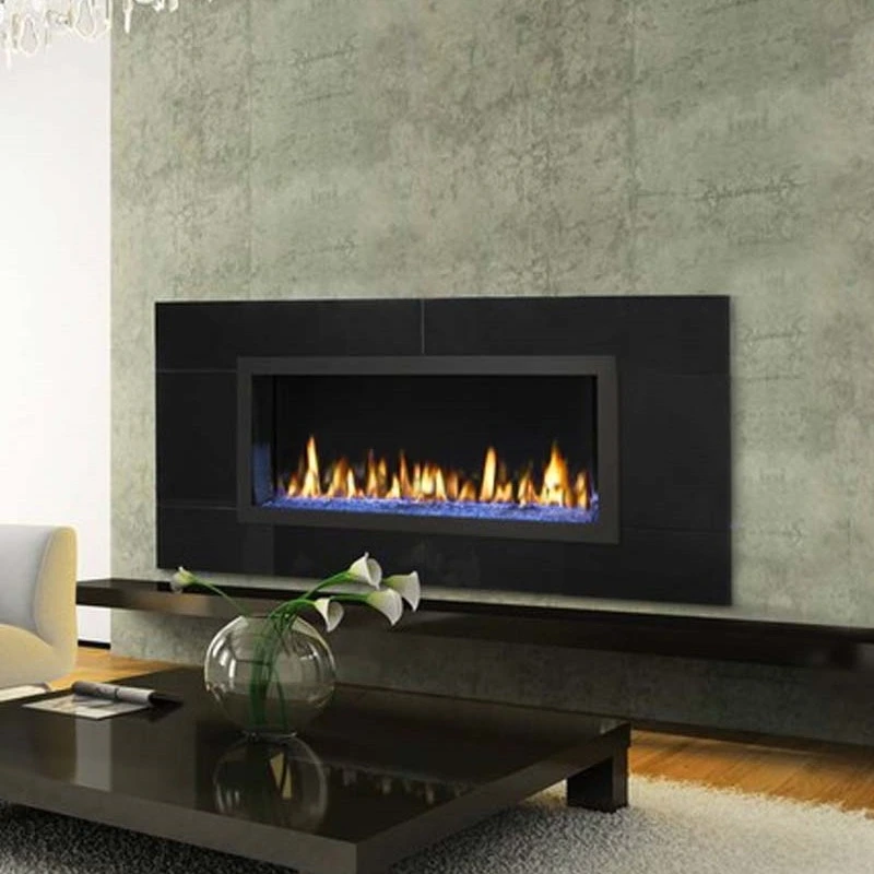 Chimenea de gas lineal de una cara empotrada en pared blanca