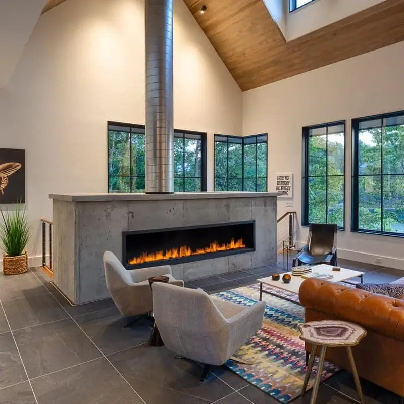 Detalle de llama de chimenea de gas con piedras decorativas