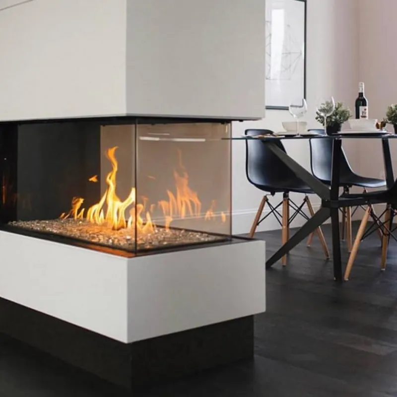 Chimenea de gas París a 3 caras en un volumen blanco junto a un comedor