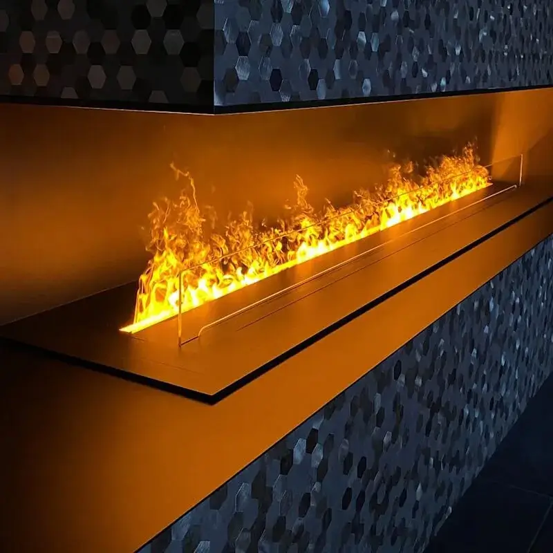 Chimenea de vapor de agua lineal bajo un frente de azulejo hexagonal oscuro